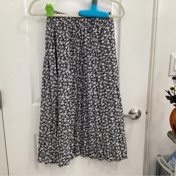 S Christina Monochrome Floral Patterned pull on skirt. Size S/M - Picture 5 of 7